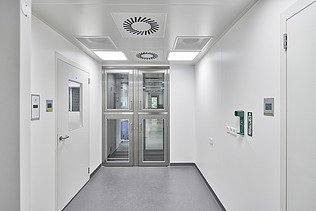 Photo d'un couloir dans le nouveau bâtiment de pharmacie de l'UZ Leuven (Campus Gasthuisberg) à Louvain.