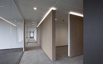 Foto van een gang in de brandweerkazerne op Campus H. aan het Albertkanaal in Hasselt.