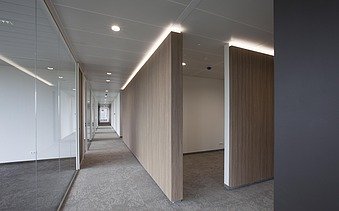 Photo d'un couloir de la caserne de pompiers du Campus H. sur le canal Albert à Hasselt.