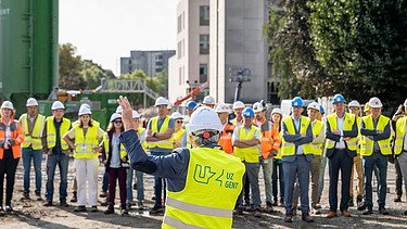 Foto van het publiek tijdens tijdens de eerste spadesteek van de nieuwe projecten op UZ Gent.