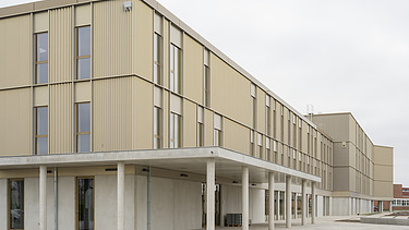 New school building VTS Sint-Niklaas Photo of the gold facade of the new school building for VTS Sint-Niklaas.