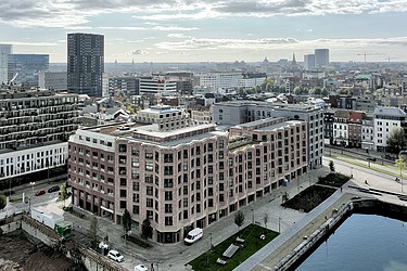 Luchtfoto van de nieuwbouw Residentie Cadix A5 in de Cadixbuurt op het Eilandje in Antwerpen. Het complex bestaat uit vijf verschillende appartementsgebouwen, die elk in een andere gevelsteen werden uitgevoerd. elk 