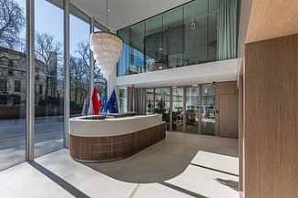 Foto van de onthaalruimte in het gerenoveerde kantoorgebouw van WKÖ, Oostenrijkse Kamer van Koophandel, in Brussel. Het kantoorgebouw is gelegen in het Crystal Building.