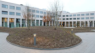  Foto van de voorgevel en het centrale plein voor het nieuwe WZC De Reiger in Temse.