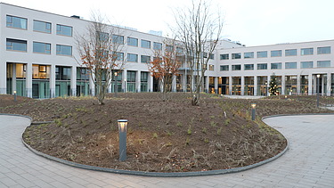  Photo of the façade and central square in front of the new RCF De Reiger in Temse.