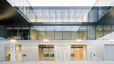 Photo de Mo-Thor au Thor Park Genk, un bâtiment multifonctionnel composé d'un atelier de production, de laboratoires, de salles d'essai et d'espaces de bureaux.