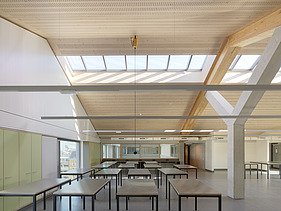Foto van een leslokaal in het nieuwe Stemstroomgebouw van Campus Cadix in Antwerpen.